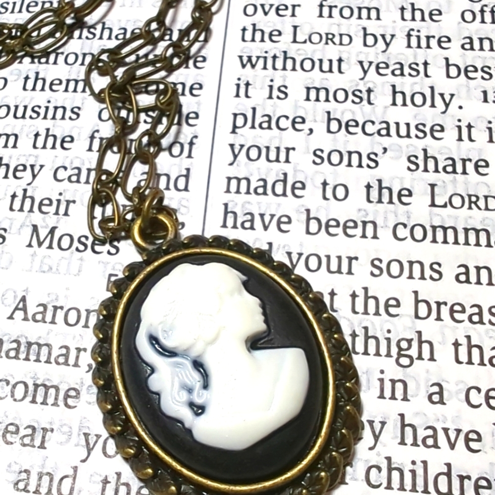 Vintage 🌀 Cameo Pendant Necklace with Crown Design Antique Brass 30" Chain
